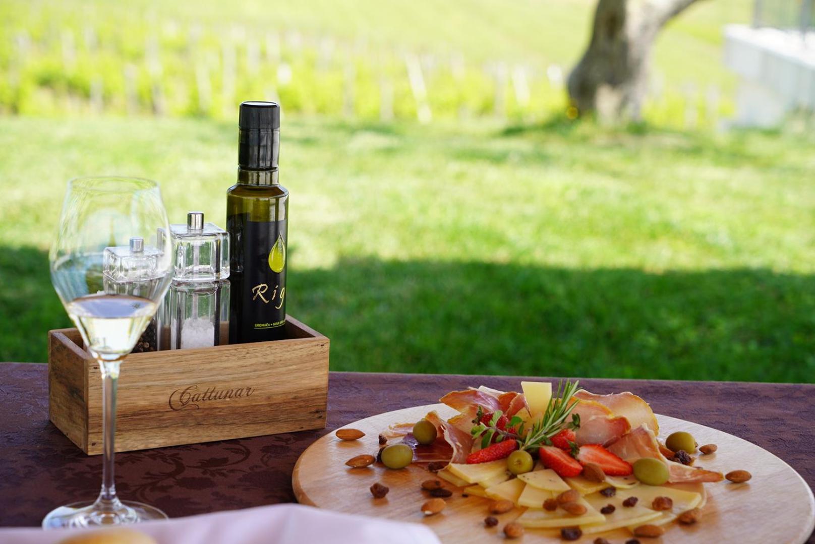 Wine Residence Cattunar ブルトニグラ エクステリア 写真